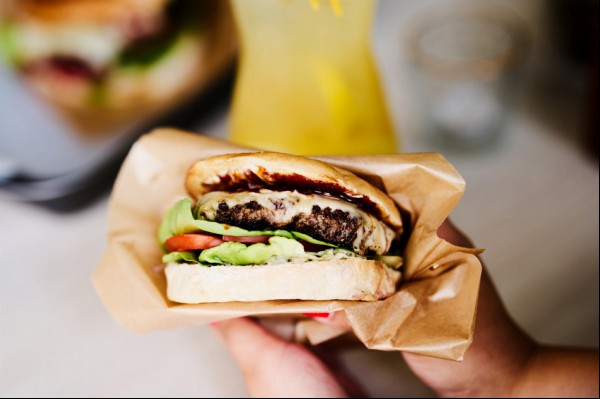Przestrzenie Nowohuckie - cheese burger