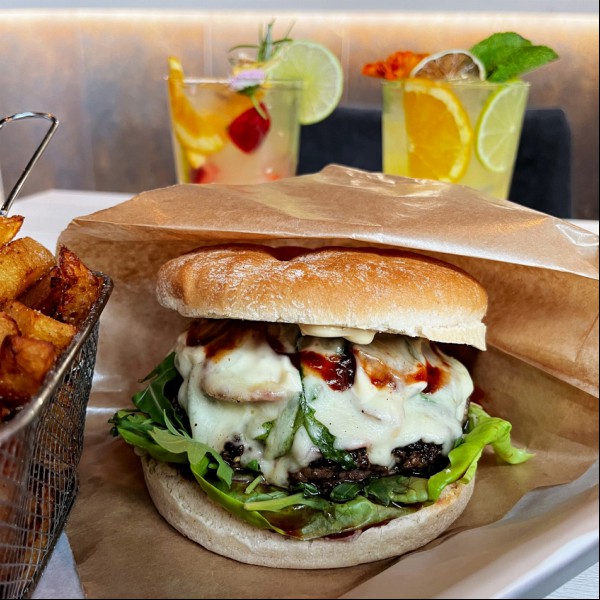 Przestrzenie Nowohuckie - cheese burger 2