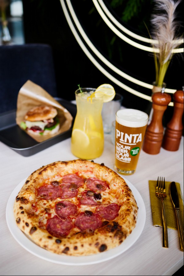 Przestrzenie Nowohuckie - pizza z grubym brzegiem